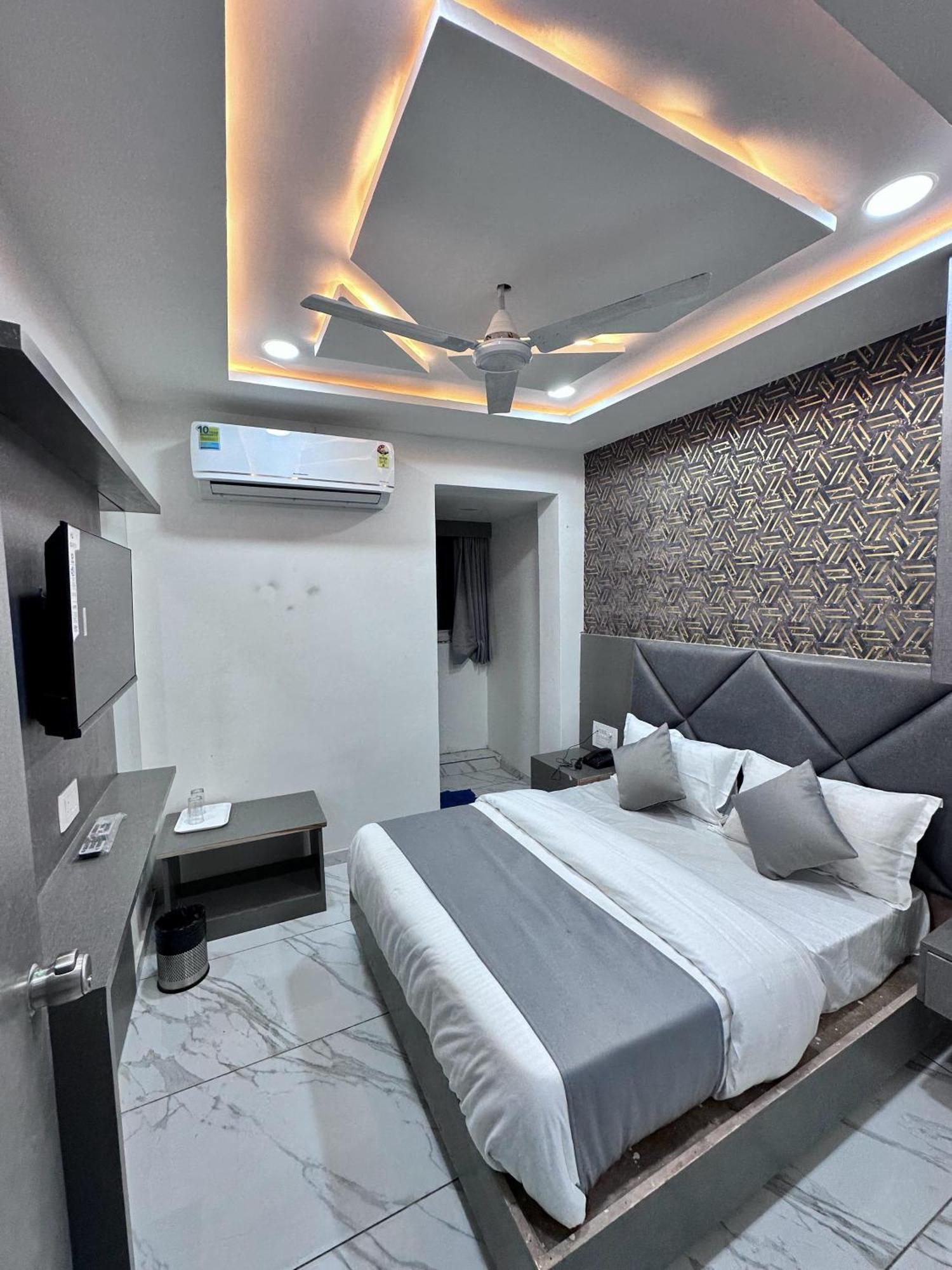 Hotel The Pacific Ahmedabad Airport 外观 照片