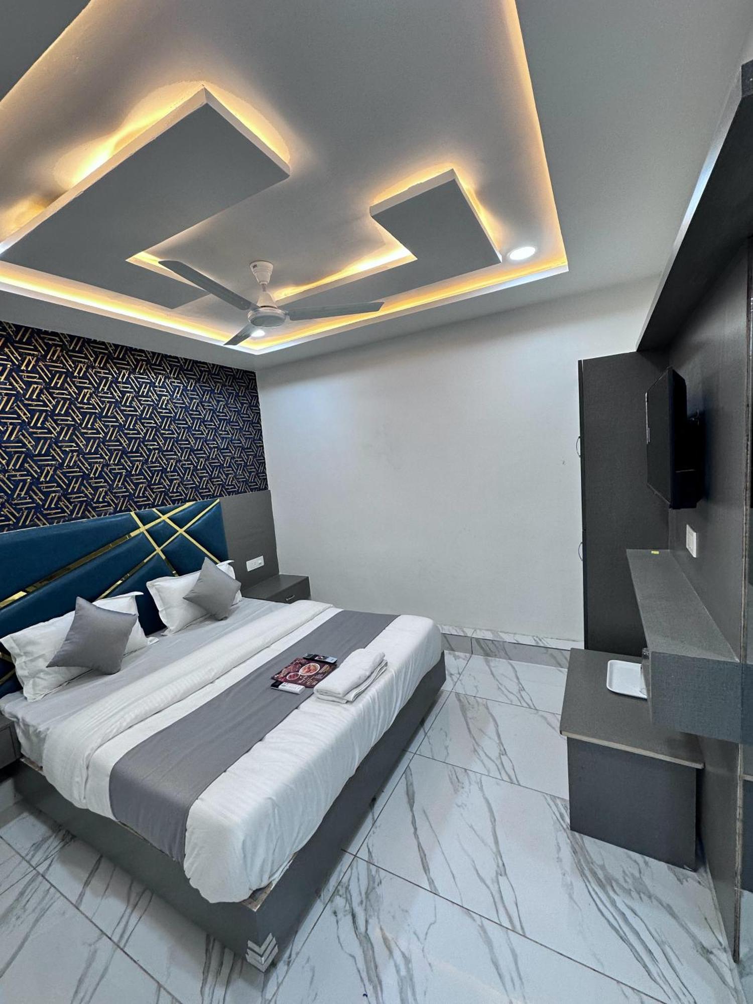 Hotel The Pacific Ahmedabad Airport 外观 照片